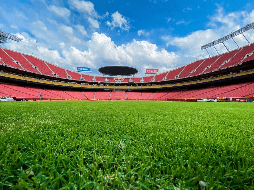 Quem prepara o gramado antes do jogo?